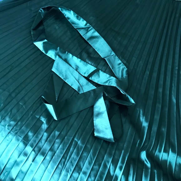 Green satin dress - Picture 7 of 11